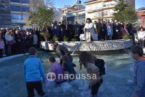 Η τελετή Αγιασμού των παγωμένων Υδάτων στην κεντρική πλατεία Νάουσας (φώτο-βίντεο)