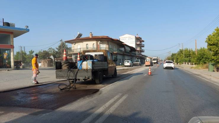 Συνεχίζονται οι εργασίες βελτίωσης του οδικού δικτύου στην Αλεξάνδρεια