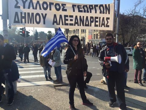 Φωτορεπορτάζ από το δυναμικό παρών των αγροτών από τον κόμβο Νησελίου στη Θεσσαλονίκη (Φώτο - βίντεο)