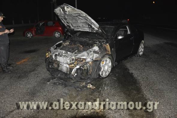 Φωτιά σε εν κινήσει όχημα στην ΠΕΟ Αλεξάνδρειας-Χαλκηδόνας- Υλικές ζημιές