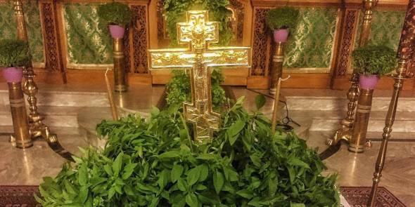 Η Ύψωση του Τιμίου Σταυρού: Τι γιορτάζουμε - Γιατί μοιράζεται βασιλικός