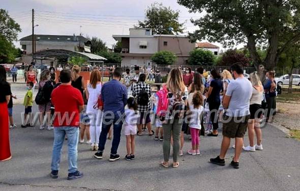 &Omicron; &Alpha;&gamma;&iota;&alpha;&sigma;&mu;ό&sigmaf; &sigma;&tau;&omicron; 4&omicron; &Delta;&eta;&mu;&omicron;&tau;&iota;&kappa;ό &sigma;&chi;&omicron;&lambda;&epsilon;ί&omicron; &Alpha;&lambda;&epsilon;&xi;ά&nu;&delta;&rho;&epsilon;&iota;&alpha;&sigmaf; (&phi;ώ&tau;&omicron;)