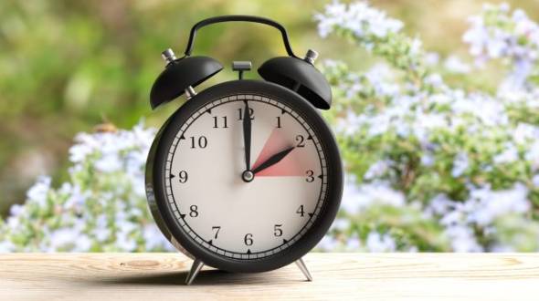 &Alpha;&lambda;&lambda;&alpha;&gamma;ή ώ&rho;&alpha;&sigmaf; 2026: &Pi;ό&tau;&epsilon; &theta;&alpha; &pi;ά&mu;&epsilon; &tau;&alpha; &rho;&omicron;&lambda;ό&gamma;&iota;&alpha; &mu;&alpha;&sigmaf; &mu;ί&alpha; ώ&rho;&alpha; &mu;&pi;&rho;&omicron;&sigma;&tau;ά