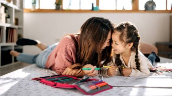 Νέο voucher έως 800€ τον μήνα: Ποιοι γονείς το δικαιούνται