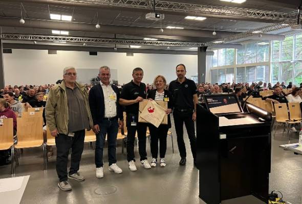 &Pi;&alpha;&rho;&omicron;&upsilon;&sigma;&iota;ά&sigma;&tau;&eta;&kappa;&epsilon; &tau;&omicron; &sigma;&eta;&mu;&alpha;&nu;&tau;&iota;&kappa;ό έ&rho;&gamma;&omicron; &tau;&eta;&sigmaf; &Pi;&rho;&omega;&tau;&omicron;&beta;&omicron;&upsilon;&lambda;ί&alpha;&sigmaf; &gamma;&iota;&alpha; &tau;&omicron; &Pi;&alpha;&iota;&delta;ί &sigma;&tau;&eta; Mercedes-Benz