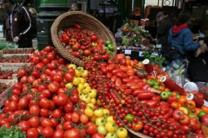 Τα παράβολα των αδειών παραγωγών και επαγγελματιών πωλητών στις λαϊκές αγορές