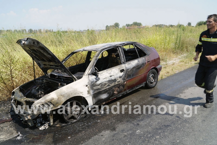 Φωτιά σε εν κινήσει όχημα στο ύψος της Νεστλέ στο Πλατύ