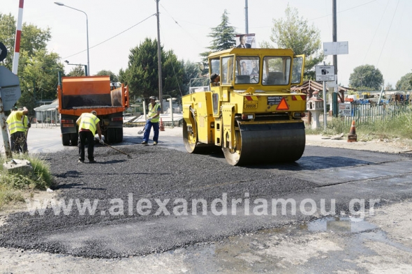 Εργασίες ασφαλτόστρωσης στη διάβαση του ΟΣΕ στην Αλεξάνδρεια