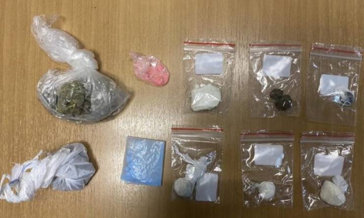 Χειροπέδες σε δύο άνδρες για χασίς και κοκαΐνη – Ο ένας πήδηξε περίφραξη για να ξεφύγει και τραυματίστηκε