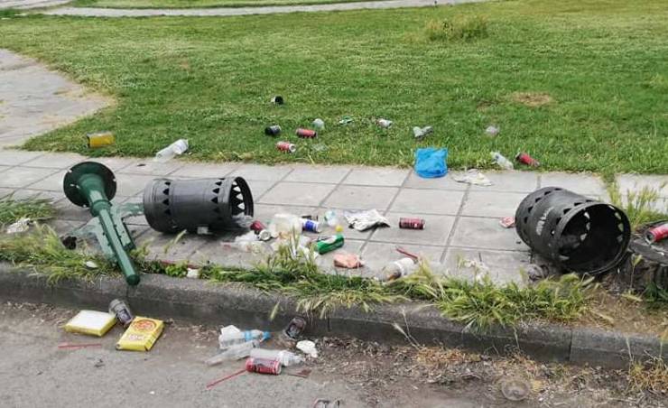 Αλεξάνδρεια Ημαθίας:Σπασμένοι οι κάδοι...έξω τα σκουπίδια...Κι εσένα τι σε νοιάζει;