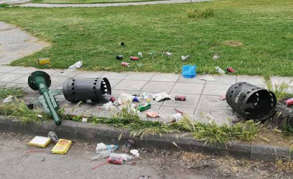 Αλεξάνδρεια Ημαθίας:Σπασμένοι οι κάδοι...έξω τα σκουπίδια...Κι εσένα τι σε νοιάζει;