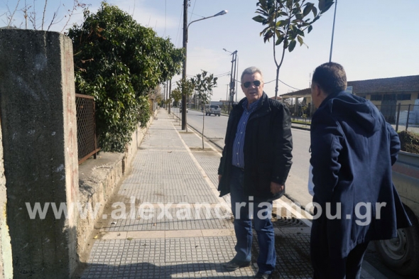 Ο Δήμαρχος επιβλέπει τον καλλωπισμό στη νότια είσοδο της Αλεξάνδρειας