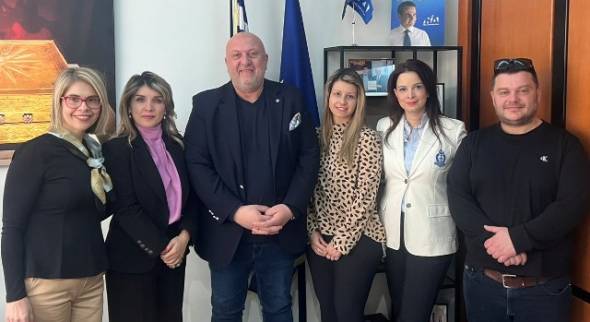 &Sigma;&upsilon;&nu;ά&nu;&tau;&eta;&sigma;&eta; &tau;&omicron;&upsilon; &pi;&rho;&omicron;έ&delta;&rho;&omicron;&upsilon; &tau;&eta;&sigmaf; &Delta;&Epsilon;&Epsilon;&Pi; &Eta;&mu;&alpha;&theta;ί&alpha;&sigmaf; &mu;&epsilon; &tau;&eta;&nu; &Gamma;&rho;&alpha;&mu;&mu;&alpha;&tau;έ&alpha; &Epsilon;&theta;&epsilon;&lambda;&omicron;&nu;&tau;&iota;&sigma;&mu;&omicron;ύ &tau;&eta;&sigmaf; &Nu;&Delta;, &Theta;&epsilon;&omicron;&pi;ί&sigma;&tau;&eta; &Kappa;&rho;&upsilon;&sigma;&tau;&alpha;&lambda;&lambda;ί&delta;&omicron;&upsilon;