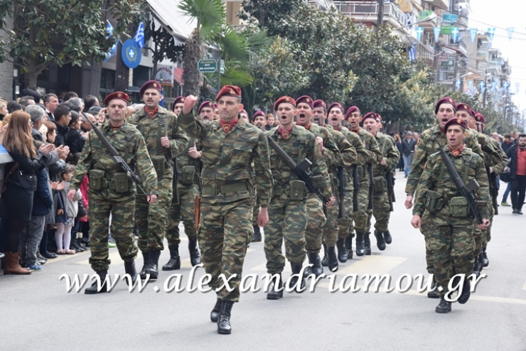 Ρίγη συγκίνησης στην Αλεξάνδρεια από το ΄΄ΜΑΚΕΔΟΝΙΑ ΞΑΚΟΥΣΤΗ΄΄ στην παρέλαση της 25ης Μαρτίου