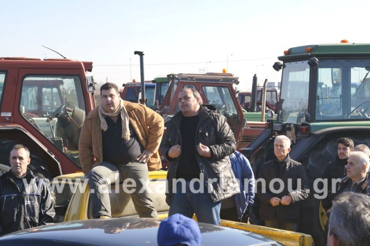 Στους δρόμους παραμένει για τρίτη ημέρα ο αγροτικός κόσμος της χώρας-Ενισχύεται το μπλόκο Νησελίου