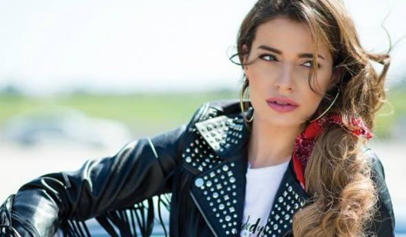 &Eta; &Chi;&alpha;&rho;&iota;&tau;ί&nu;&eta; &Eta;&lambda;&iota;ά&delta;&omicron;&upsilon; &alpha;&pi;ό &tau;&eta;&nu; &Alpha;&lambda;&epsilon;&xi;ά&nu;&delta;&rho;&epsilon;&iota;&alpha; &pi;&rho;&omega;&tau;&alpha;&gamma;&omega;&nu;&iota;&sigma;&tau;&epsilon;ί &sigma;&tau;&eta; &nu;έ&alpha; &sigma;&epsilon;&iota;&rho;ά &tau;&omicron;&upsilon; &Sigma;&Kappa;&Alpha;Ϊ "8 &Lambda;έ&xi;&epsilon;&iota;&sigmaf;"