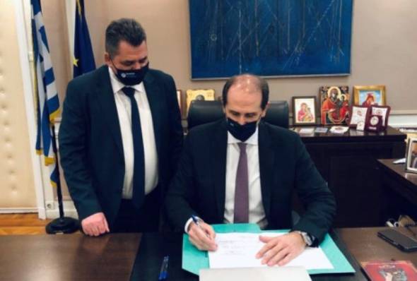Ο Κώστας Καλαϊτζίδης ευχαριστεί τον Απόστολο Βεσυρόπουλο για τη λύση που έδωσε με την παραχώρηση των εκτάσεων του Έλους Κλειδίου