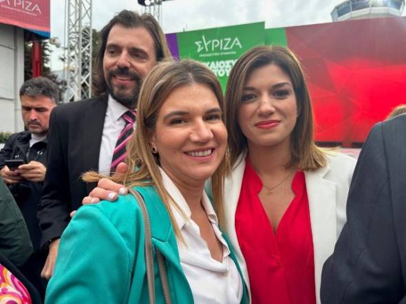 &Sigma;&tau;&eta;&nu; &kappa;&epsilon;&nu;&tau;&rho;&iota;&kappa;ή &omicron;&mu;&iota;&lambda;ί&alpha; &tau;&omicron;&upsilon; &Alpha;&lambda;έ&xi;&eta; &Tau;&sigma;ί&pi;&rho;&alpha; &sigma;&tau;&eta; &Theta;&epsilon;&sigma;&sigma;&alpha;&lambda;&omicron;&nu;ί&kappa;&eta; &eta; &upsilon;&pi;&omicron;&psi;ή&phi;&iota;&alpha; &beta;&omicron;&upsilon;&lambda;&epsilon;&upsilon;&tau;ή&sigmaf; &Sigma;&Upsilon;&Rho;&Iota;&Zeta;&Alpha; &Eta;&mu;&alpha;&theta;ί&alpha;&sigmaf;, &Phi;&alpha;&nu;ή &Gamma;&iota;&omega;&tau;ά&kappa;&eta;