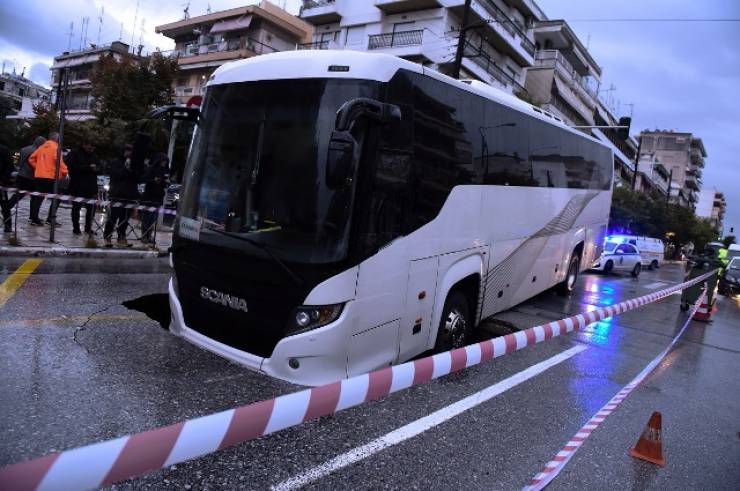 Κακοκαιρία «Μπάλλος» – Υποχώρησε ο δρόμος και «ρούφηξε» λεωφορείο στη Θεσσαλονίκη