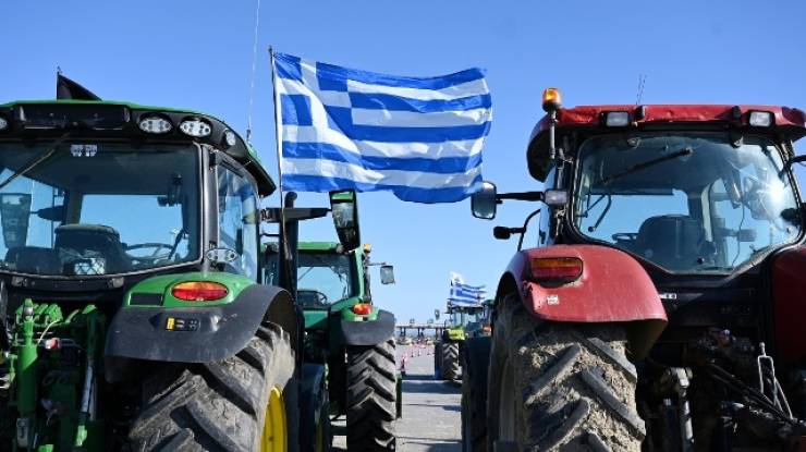 &Sigma;&kappa;&lambda;&eta;&rho;&alpha;ί&nu;&omicron;&upsilon;&nu; &tau;&eta; &sigma;&tau;ά&sigma;&eta; &tau;&omicron;&upsilon;&sigmaf; &omicron;&iota; &alpha;&gamma;&rho;ό&tau;&epsilon;&sigmaf; - &laquo;&Kappa;ό&beta;&epsilon;&tau;&alpha;&iota; &sigma;&tau;&alpha; &delta;ύ&omicron;&raquo; &eta; &chi;ώ&rho;&alpha; - &Tau;&iota; &delta;&iota;&alpha;&mu;&eta;&nu;ύ&epsilon;&iota; &eta; &kappa;&upsilon;&beta;έ&rho;&nu;&eta;&sigma;&eta;