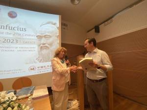 Με επιτυχία πραγματοποιήθηκαν το Σάββατο (08/07/2023) στη Σχολή Αριστοτέλους στη Νάουσα, οι εργασίες του Παγκοσμίου Συμποσίου με θέμα τη φιλοσοφία του Αριστοτέλη και του Κομφούκιου