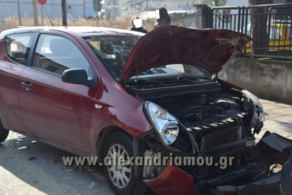 Τροχαίο ατύχημα με υλικές ζημιές στην Αλεξάνδρεια