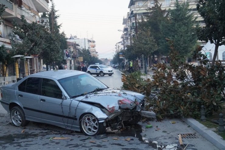 Αυτοκίνητο μετά από τρελή πορεία παρέσυρε νεαρή στο κέντρο της Αλεξάνδρειας