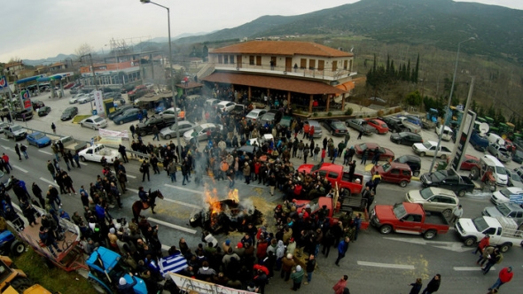 Στα μπλόκα συνεχίζουν τον αγώνα τους οι αγρότες - Κλειστά τα Τέμπη