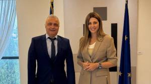 &Sigma;&upsilon;&nu;ά&nu;&tau;&eta;&sigma;&eta; &Zeta;&alpha;&chi;&alpha;&rho;ά&kappa;&eta;-&Tau;&sigma;&alpha;&beta;&delta;&alpha;&rho;ί&delta;&eta;: &laquo;&Pi;&rho;ά&sigma;&iota;&nu;&omicron; &phi;&omega;&sigmaf;&raquo; &gamma;&iota;&alpha; 25 &omicron;&lambda;&iota;&gamma;&omicron;&mu;&epsilon;&lambda;ή &tau;&mu;ή&mu;&alpha;&tau;&alpha; &sigma;&epsilon; &sigma;&chi;&omicron;&lambda;&epsilon;ί&alpha; &tau;&eta;&sigmaf; &Eta;&mu;&alpha;&theta;ί&alpha;&sigmaf;