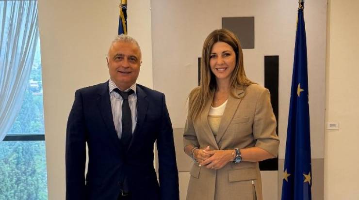 &Sigma;&upsilon;&nu;ά&nu;&tau;&eta;&sigma;&eta; &Zeta;&alpha;&chi;&alpha;&rho;ά&kappa;&eta;-&Tau;&sigma;&alpha;&beta;&delta;&alpha;&rho;ί&delta;&eta;: &laquo;&Pi;&rho;ά&sigma;&iota;&nu;&omicron; &phi;&omega;&sigmaf;&raquo; &gamma;&iota;&alpha; 25 &omicron;&lambda;&iota;&gamma;&omicron;&mu;&epsilon;&lambda;ή &tau;&mu;ή&mu;&alpha;&tau;&alpha; &sigma;&epsilon; &sigma;&chi;&omicron;&lambda;&epsilon;ί&alpha; &tau;&eta;&sigmaf; &Eta;&mu;&alpha;&theta;ί&alpha;&sigmaf;