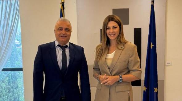 &Sigma;&upsilon;&nu;ά&nu;&tau;&eta;&sigma;&eta; &Zeta;&alpha;&chi;&alpha;&rho;ά&kappa;&eta;-&Tau;&sigma;&alpha;&beta;&delta;&alpha;&rho;ί&delta;&eta;: &laquo;&Pi;&rho;ά&sigma;&iota;&nu;&omicron; &phi;&omega;&sigmaf;&raquo; &gamma;&iota;&alpha; 25 &omicron;&lambda;&iota;&gamma;&omicron;&mu;&epsilon;&lambda;ή &tau;&mu;ή&mu;&alpha;&tau;&alpha; &sigma;&epsilon; &sigma;&chi;&omicron;&lambda;&epsilon;ί&alpha; &tau;&eta;&sigmaf; &Eta;&mu;&alpha;&theta;ί&alpha;&sigmaf;