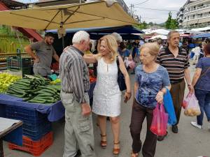 Σε γνώριμα μέρη, με δικούς της ανθρώπους η υποψήφια βουλευτής Ημαθίας με τη Νέα Δημοκρατία, Νίκη Καρατζιούλα