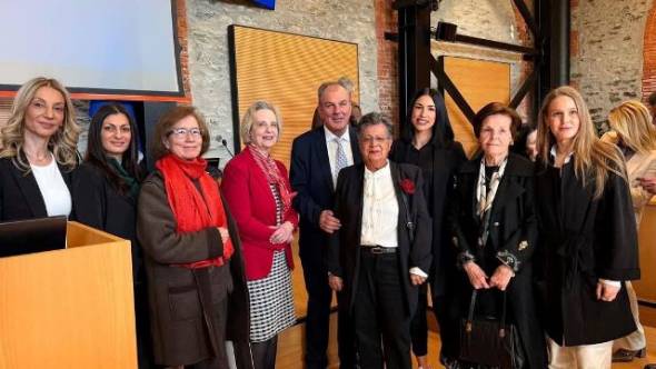 &Epsilon;&kappa;&delta;ή&lambda;&omega;&sigma;&eta; &tau;&eta;&sigmaf; &Alpha;&nu;&tau;&iota;&pi;&epsilon;&rho;&iota;&phi;έ&rho;&epsilon;&iota;&alpha;&sigmaf; &Pi;&omicron;&lambda;&iota;&tau;&iota;&sigma;&mu;&omicron;ύ &kappa;&alpha;&iota; &Alpha;&theta;&lambda;&eta;&tau;&iota;&sigma;&mu;&omicron;ύ &mu;&epsilon; &alpha;&phi;&omicron;&rho;&mu;ή &tau;&eta;&nu; &Pi;&alpha;&gamma;&kappa;ό&sigma;&mu;&iota;&alpha; &Eta;&mu;έ&rho;&alpha; &tau;&eta;&sigmaf; &Gamma;&upsilon;&nu;&alpha;ί&kappa;&alpha;&sigmaf;