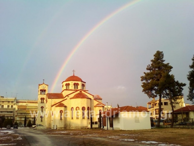 Πρωινό ουράνιο τόξο μετέτρεψε την Αλεξάνδρεια σε παραμυθένιο τοπίο