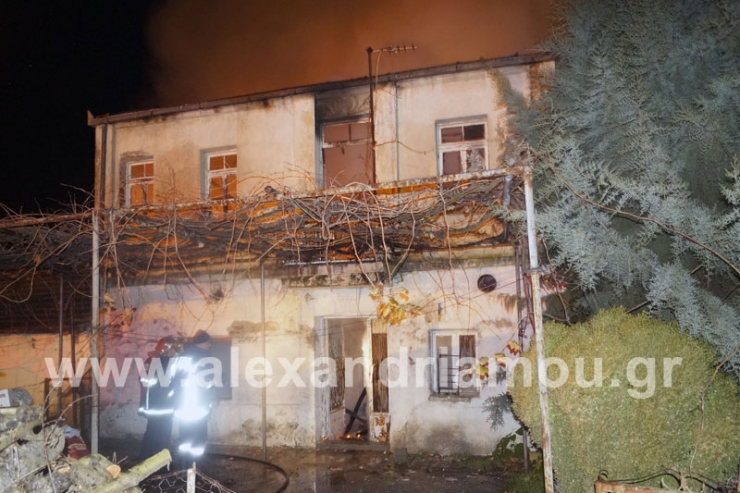 Ολική καταστροφή παλιάς δυόροφης κατοικίας από πυρκαγιά στο Κεφαλοχώρι