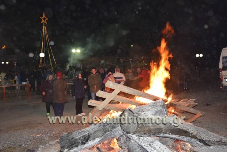 ¨Κόλιντα Μπάμπω&quot; στα Τρίκαλα Ημαθίας: Ένα χωριό, μια παρέα στο άναμμα του φανού!