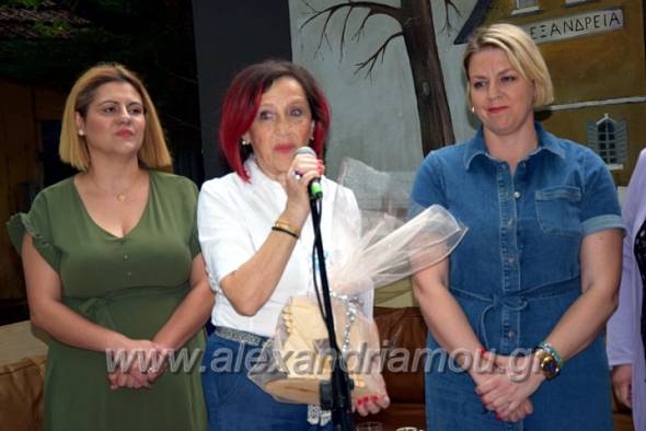 &Eta; &Phi;&iota;&lambda;ό&pi;&tau;&omega;&chi;&omicron;&sigmaf; &Gamma;&upsilon;&nu;&alpha;&iota;&kappa;ώ&nu; &Alpha;&lambda;&epsilon;&xi;ά&nu;&delta;&rho;&epsilon;&iota;&alpha;&sigmaf; &tau;ί&mu;&eta;&sigma;&epsilon;  &tau;&eta; &Gamma;&iota;&omicron;&rho;&tau;ή &tau;&eta;&sigmaf; &Mu;&eta;&tau;έ&rho;&alpha;&sigmaf; &mu;&epsilon; &mu;&iota;&alpha; &upsilon;&pi;έ&rho;&omicron;&chi;&eta; &kappa;&alpha;&iota; &alpha;&pi;ό&lambda;&upsilon;&tau;&alpha; &epsilon;&pi;&iota;&tau;&upsilon;&chi;&eta;&mu;έ&nu;&eta; &epsilon;&kappa;&delta;ή&lambda;&omega;&sigma;&eta;(&phi;&omega;&tau;&omicron; - &beta;ί&nu;&tau;&epsilon;&omicron;)