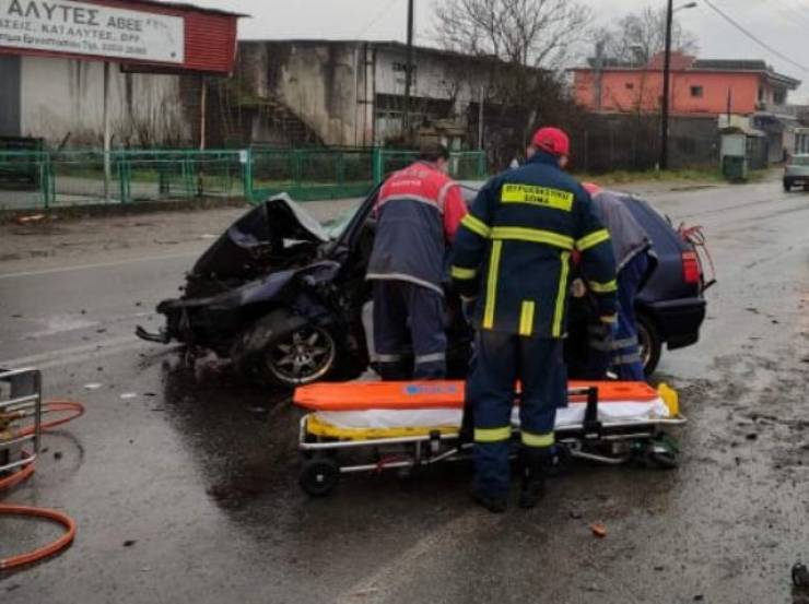 Τροχαίο ατύχημα έξω από την Αλεξάνδρεια, μετά τις γραμμές του ΟΣΕ