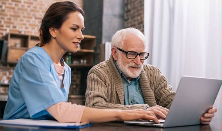 Από τις τράπεζες στα ΕΛΤΑ: Ψηφιακός αποκλεισμός, η αόρατη βία κατά των ηλικιωμένων