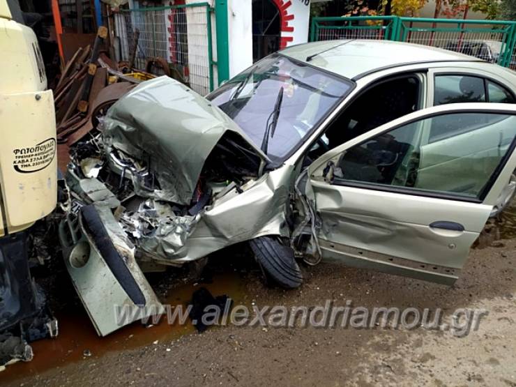 Τροχαίο ατύχημα στα Καβάσιλα  – Ι.Χ. συγκρούστηκε με αυτοκίνητο και ¨καρφώθηκε¨ σε φορτηγό(φωτο)