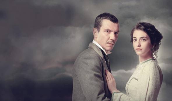 &Alpha;&pi;&omicron;&theta;&epsilon;ώ&theta;&eta;&kappa;&epsilon; &laquo;&Tau;&omicron; &kappa;ό&kappa;&kappa;&iota;&nu;&omicron; &pi;&omicron;&tau;ά&mu;&iota;&raquo; &ndash; &Eta; &delta;&rho;&alpha;&mu;&alpha;&tau;&iota;&kappa;ή &sigma;&epsilon;&iota;&rho;ά έ&sigma;&pi;&alpha;&sigma;&epsilon; &tau;&alpha; &kappa;&omicron;&nu;&tau;έ&rho; &tau;&eta;&sigmaf; &tau;&eta;&lambda;&epsilon;&theta;έ&alpha;&sigma;&eta;&sigmaf;