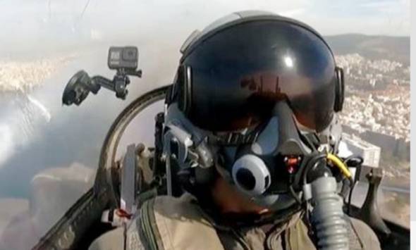 &Tau;&omicron; &mu;ή&nu;&upsilon;&mu;&alpha; &tau;&omicron;&upsilon; &pi;&iota;&lambda;ό&tau;&omicron;&upsilon; &pi;&omicron;&upsilon; &sigma;&upsilon;&gamma;&kappa;ί&nu;&eta;&sigma;&epsilon; &tau;&eta;&nu; &Epsilon;&lambda;&lambda;ά&delta;&alpha;: &laquo;&Chi;&rho;&omega;&sigma;&tau;ά&mu;&epsilon; &sigma;&epsilon; ό&sigma;&omicron;&upsilon;&sigmaf; ή&rho;&theta;&alpha;&nu;, &pi;έ&rho;&alpha;&sigma;&alpha;&nu;, &theta;&alpha; έ&rho;&theta;&omicron;&upsilon;&nu; &kappa;&alpha;&iota; &theta;&alpha; &pi;&epsilon;&rho;ά&sigma;&omicron;&upsilon;&nu;&raquo;