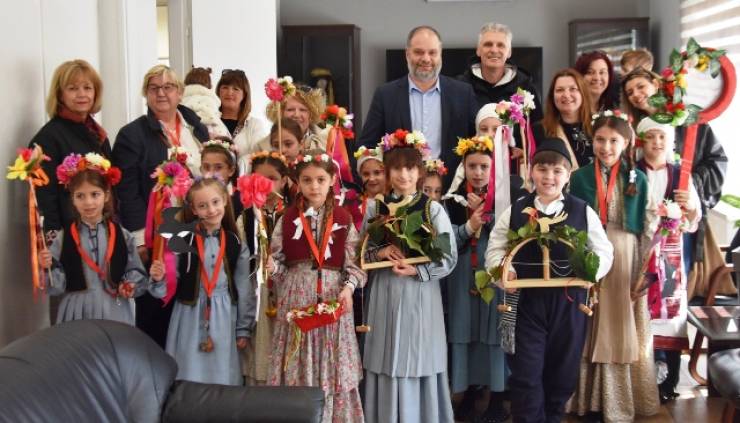 &Chi;&epsilon;&lambda;&iota;&delta;&omicron;&nu;ί&sigma;&mu;&alpha;&tau;&alpha; &sigma;&tau;&eta; &Nu;ά&omicron;&upsilon;&sigma;&alpha; - &Tau;&omicron; &Lambda;ύ&kappa;&epsilon;&iota;&omicron; &tau;&omega;&nu; &Epsilon;&lambda;&lambda;&eta;&nu;ί&delta;&omega;&nu; &Nu;ά&omicron;&upsilon;&sigma;&alpha;&sigmaf; &mu;&epsilon;&tau;έ&phi;&epsilon;&rho;&epsilon; &tau;&omicron; &mu;ή&nu;&upsilon;&mu;&alpha; &tau;&eta;&sigmaf; ά&nu;&omicron;&iota;&xi;&eta;&sigmaf; &sigma;&tau;&omicron; &Delta;&eta;&mu;&alpha;&rho;&chi;&epsilon;ί&omicron;