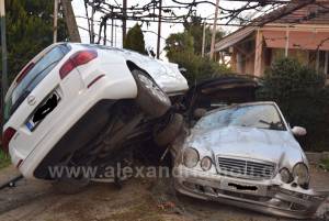 Τροχαίο στο Νησέλι Ημαθίας: Αυτοκίνητο ¨καρφώθηκε¨ σε σταθμευμένο όχημα σε αυλή σπιτιού