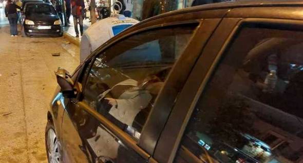 Αναστάτωση στο κέντρο της Αλεξάνδρειας - ΙΧ ¨ξύρισε¨ σταθμευμένα οχήματα