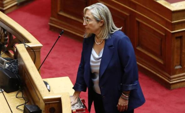 Ορκίστηκε βουλευτής η Στέλλα Αραμπατζή