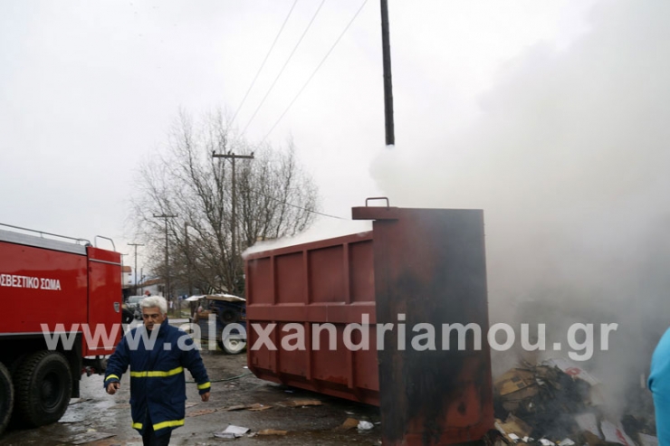 Φωτιά σε πρες κοντεϊνερ συλλογής χαρτιών στην Αλεξάνδρεια