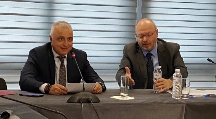 &Lambda;ά&zeta;&alpha;&rho;&omicron;&sigmaf; &Tau;&sigma;&alpha;&beta;&delta;&alpha;&rho;ί&delta;&eta;&sigmaf;: &laquo;&Sigma;&tau;&omicron; &epsilon;&pi;ί&kappa;&epsilon;&nu;&tau;&rho;&omicron; &tau;&eta;&sigmaf; &alpha;&nu;&alpha;&pi;&tau;&upsilon;&xi;&iota;&alpha;&kappa;ή&sigmaf; &mu;&alpha;&sigmaf; &sigma;&tau;&rho;&alpha;&tau;&eta;&gamma;&iota;&kappa;ή&sigmaf; &eta; &sigma;&tau;ή&rho;&iota;&xi;&eta; &tau;&eta;&sigmaf; &epsilon;&lambda;&lambda;&eta;&nu;&iota;&kappa;ή&sigmaf; &beta;&iota;&omicron;&mu;&eta;&chi;&alpha;&nu;ί&alpha;&sigmaf;&raquo;