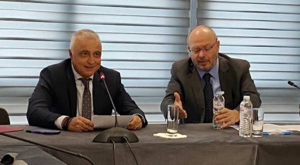 &Lambda;ά&zeta;&alpha;&rho;&omicron;&sigmaf; &Tau;&sigma;&alpha;&beta;&delta;&alpha;&rho;ί&delta;&eta;&sigmaf;: &laquo;&Sigma;&tau;&omicron; &epsilon;&pi;ί&kappa;&epsilon;&nu;&tau;&rho;&omicron; &tau;&eta;&sigmaf; &alpha;&nu;&alpha;&pi;&tau;&upsilon;&xi;&iota;&alpha;&kappa;ή&sigmaf; &mu;&alpha;&sigmaf; &sigma;&tau;&rho;&alpha;&tau;&eta;&gamma;&iota;&kappa;ή&sigmaf; &eta; &sigma;&tau;ή&rho;&iota;&xi;&eta; &tau;&eta;&sigmaf; &epsilon;&lambda;&lambda;&eta;&nu;&iota;&kappa;ή&sigmaf; &beta;&iota;&omicron;&mu;&eta;&chi;&alpha;&nu;ί&alpha;&sigmaf;&raquo;