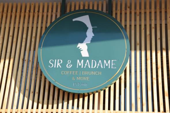 SIR &amp; MADAME : Ά&nu;&omicron;&iota;&xi;&epsilon; &uml;&tau;&iota;&sigmaf; &pi;ύ&lambda;&epsilon;&sigmaf; &tau;&omicron;&upsilon;&uml; &gamma;&iota;&alpha; &nu;&alpha;  &tau;&alpha;&rho;ά&xi;&epsilon;&iota; &uml;&tau;&alpha; &nu;&epsilon;&rho;ά&uml; &sigma;&tau;&eta;&nu; &Alpha;&lambda;&epsilon;&xi;ά&nu;&delta;&rho;&epsilon;&iota;&alpha;